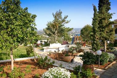 Garden with an integrated playground