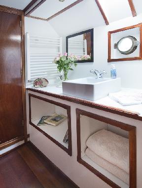 Boat in Harlingen (Friesland) or holiday homes and vacation rentals