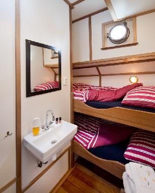 Boat in Harlingen (Friesland) or holiday homes and vacation rentals