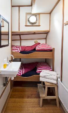 Boat in Harlingen (Friesland) or holiday homes and vacation rentals