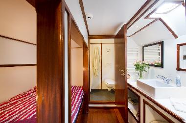 Boat in Harlingen (Friesland) or holiday homes and vacation rentals