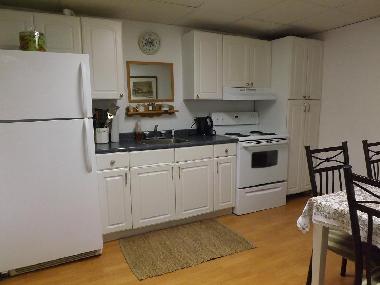 Fully equipped kitchen with dining area