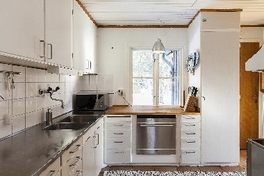 Kitchen with micro, built in dish washer, stove w convection oven