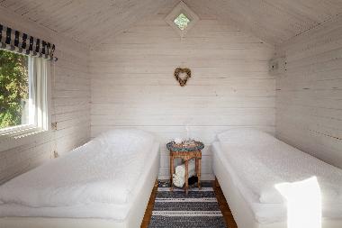 Room 4 (separate studio): 2 single beds 90 cm