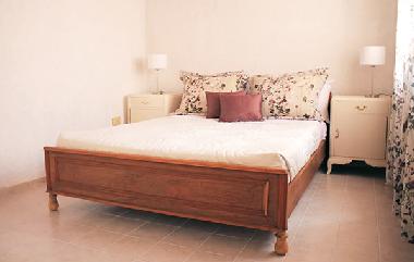 Bedroom with a matrimonial bed, night tables and a closet