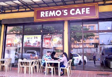 Nearby Coffeeshop & Local Foods (3 mins walk)