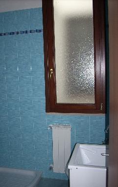 Bathroom with shower in comfortable holiday apartment in Marconia.