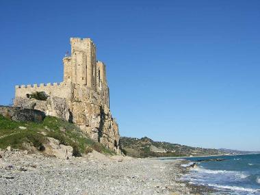 Castle Roseto Capo Spulico in Calabria, 30 min. driving from holiday apartment in Marconia. The Cast