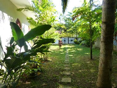 tropischen Garten, mit Blick auf Moragalla Lagoon  und es ist voller Privatsph�re f�r G�ste.