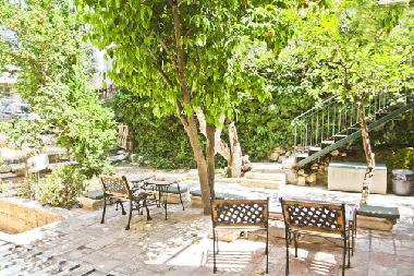 Garden & Courtyard - seat out area