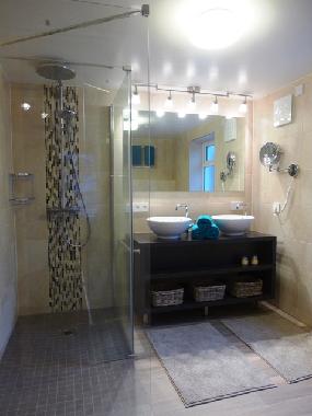 Bathroom en-suite, ground floor