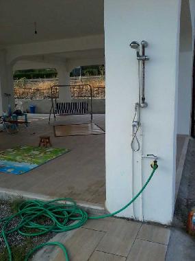 outdoor shower (cold/hot water)