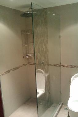 Powerful hot and cold water shower