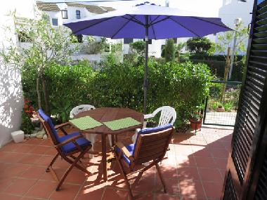 Frontside - no street noise, no cars!