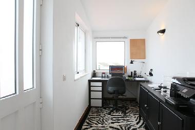 2nd floor: small study room w. sea-view ... excellent hide-out