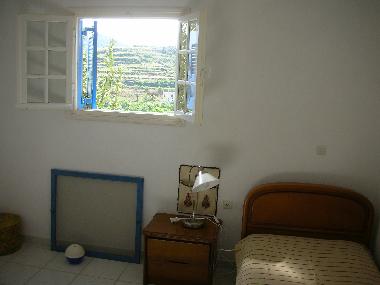 room with one single bed