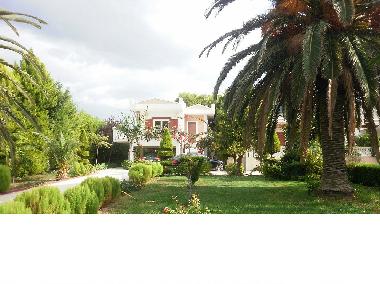 view of the front side of the garden