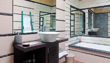 En suite to master Bedroom