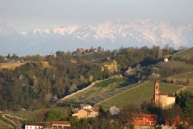 A slpendid view of our Alsp from teh road leading to Ca Momplin: the church is in Madonna di Loreto