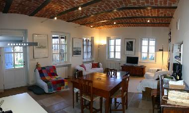 Kiving and Dining seen from the kitchen: the area is ver bright, warm and comfy 