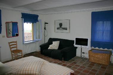 The same first master bedroom: four windows ensure maximum sunlight during the day and ligth balmy b