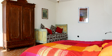 The same bedroom : the picture is taken from the door leading to the balcony