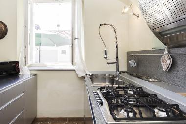 The very well equipped kitchen with everything toy need to cook great meals