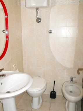 the secondary bathroom: the basin