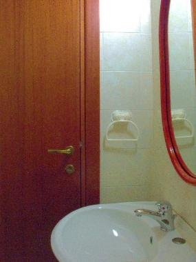 the secondary bathroom: the entry