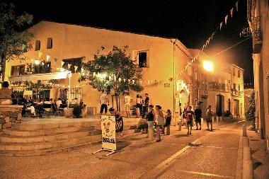 Small plaza just ousid with a very good home made ice-cream shop