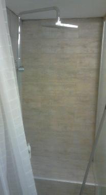 /A shower ? with a bench to seat on! 