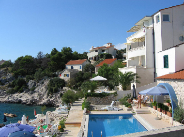 Holiday House in Primoten (Sibensko-Kninska) or holiday homes and vacation rentals