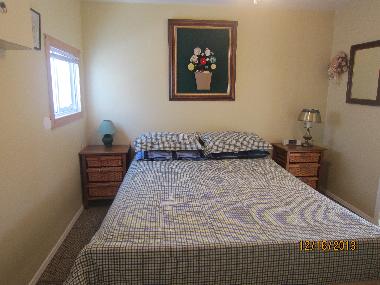 Queen bedroom with walk in closet