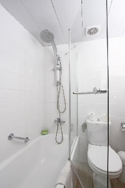Full Bathroom - bathtub view