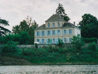 Castle along the Dordogne, 20km from magnificent St-Emilion