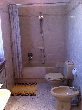 bathroom (2nd apartment)