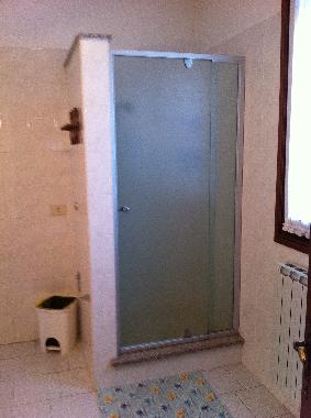 bathroom (1st floor) - shower