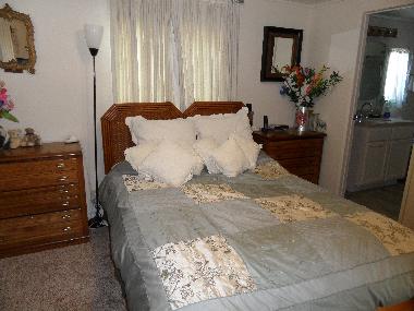 Master bedroom, queen bed