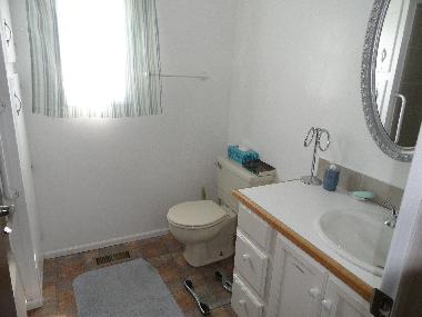 2nd bathroom, tub & shower
