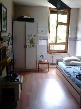 children room with a pullout bed