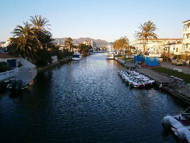 Holiday Apartment in EMPURIAVRAVA ROSES (Girona) or holiday homes and vacation rentals