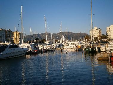 Holiday Apartment in EMPURIAVRAVA ROSES (Girona) or holiday homes and vacation rentals