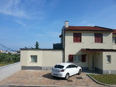 outside wiew and parking