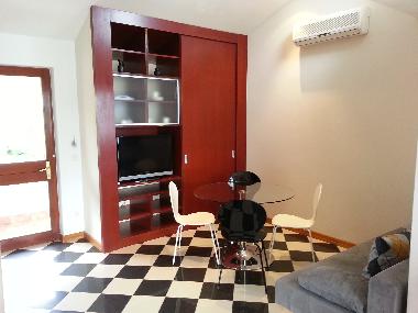 Delux ****Apartment 01_2+1: Grosse Essenzimmer und Wohnzimmer mit LCD TV mit Blick auf offenes Meer 