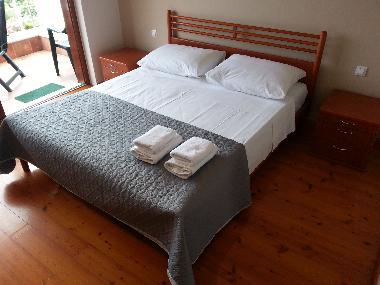 Delux ****Apartment 01_2+1: Grosse Schlafzimmer mit Doppelbett und Terase mit Blick auf offenes Meer