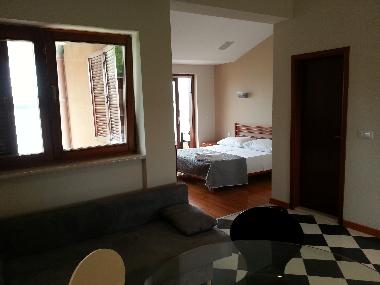 Delux ****Apartment 01_2+1: Grosse Essenzimmer und Wohnzimmer mit LCD TV mit Blick auf offenes Meer 