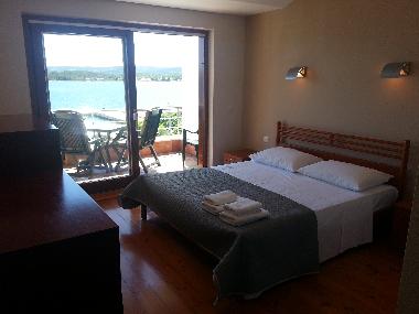 Delux ****Apartment 01_2+1: Grosse Schlafzimmer mit Doppelbett und Terase mit Blick auf offenes Meer