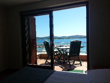 Delux ****Apartment 01_2+1: Grosse Schlafzimmer mit Doppelbett und Terase mit Blick auf offenes Meer