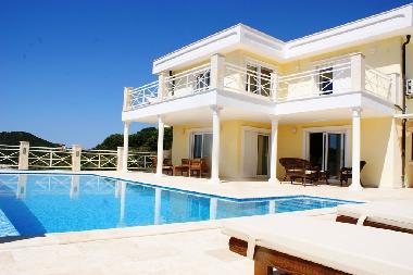 Villa Hermese open plan spaciouse pool terrace