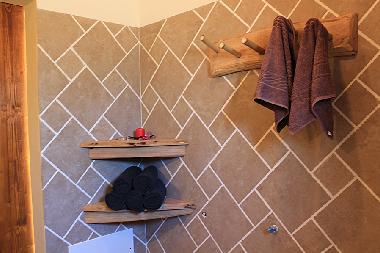 Details of the shared bathroom for the 2 extra bedrooms